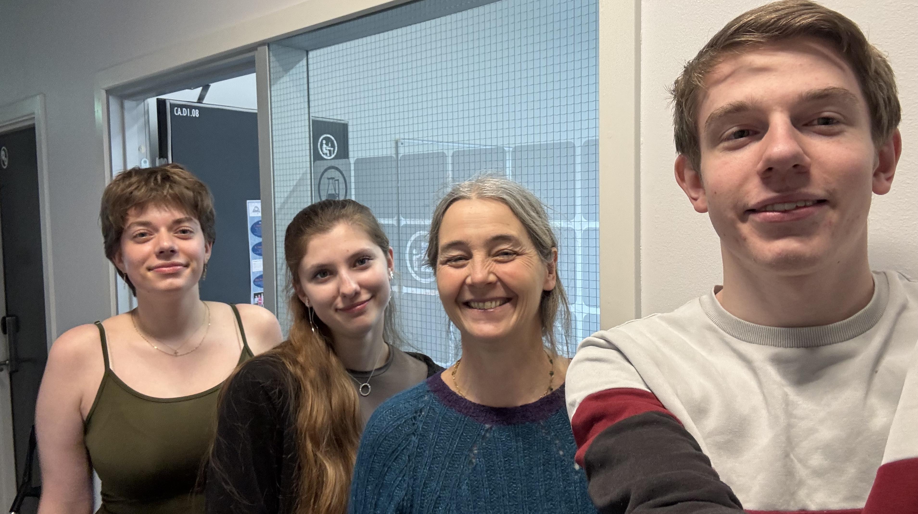 Rektor på HTX Køge i selskab med gymnasieeleverne David, Cecilie og Mathilde. 