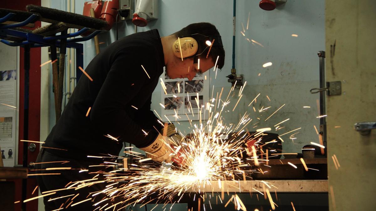 Moderne smede skal kunne svejse og betjene avancerede CNC-maskiner. Det gavner effektiviteten og reducerer materialespild.